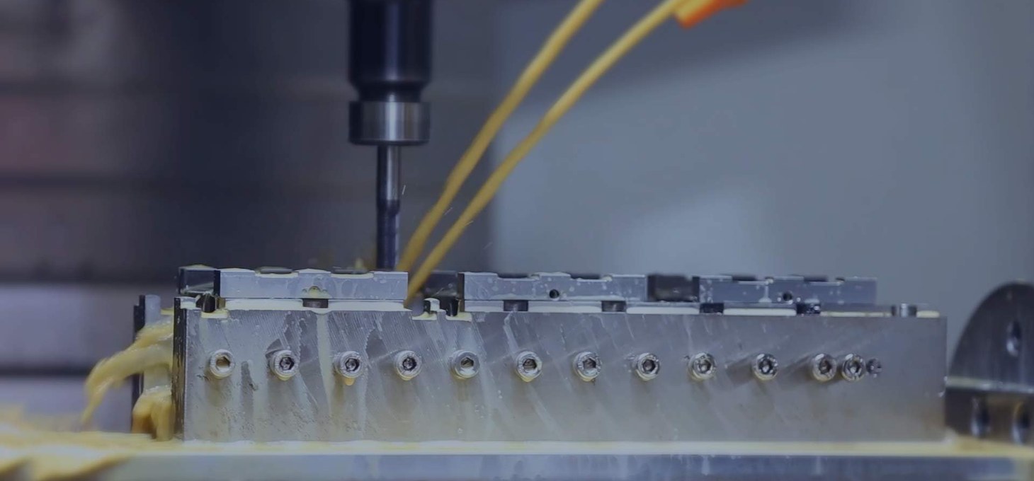 恩泰克自有产线上的 CNC 精加工现场